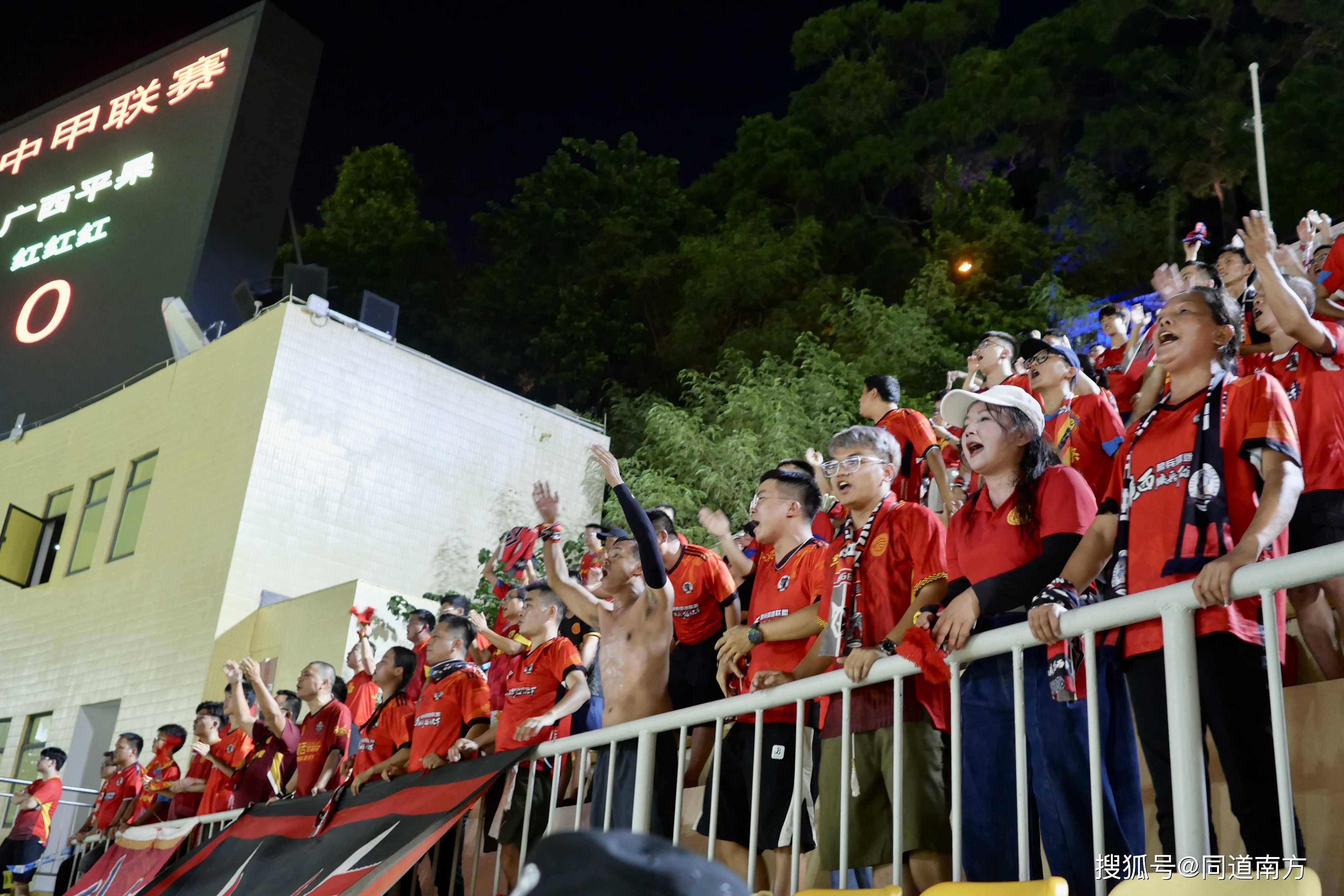 联赛比赛氛围热烈，球队及球迷一同助威