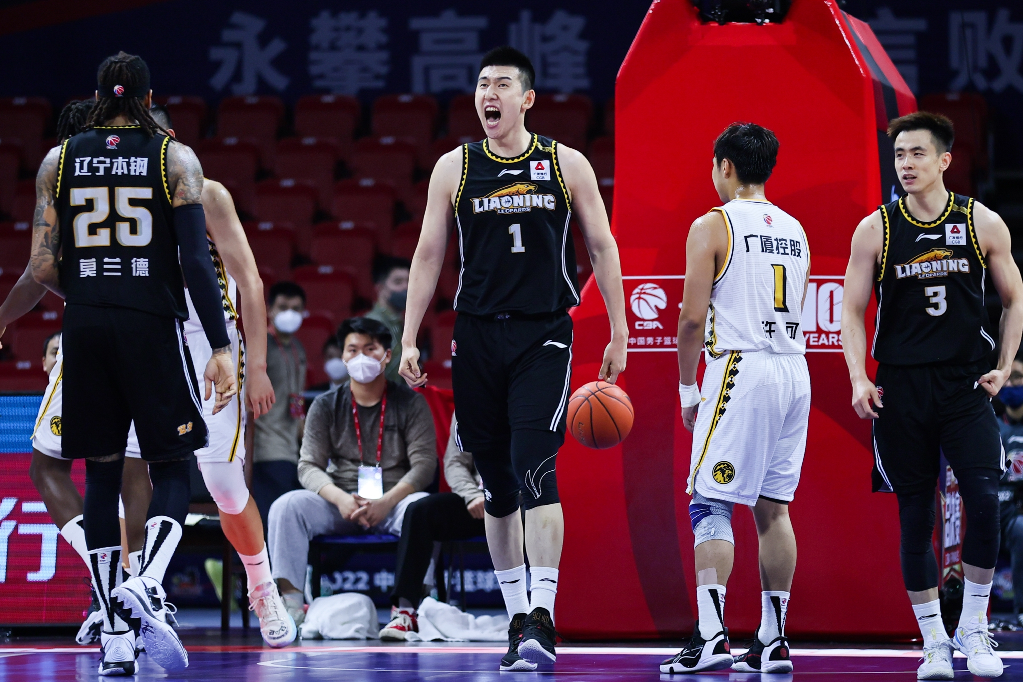 新疆力克对手，与对手激烈比赛展现实力