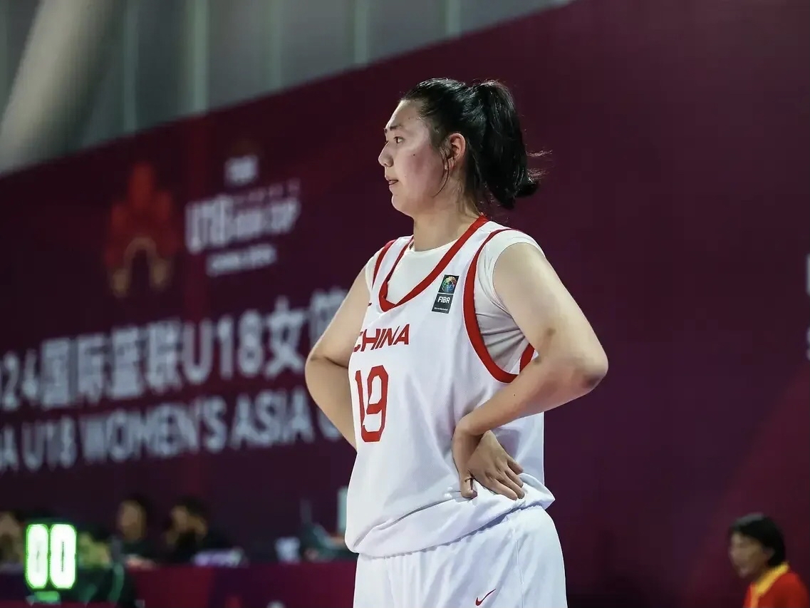 精湛技艺！女球员在比赛中露锋芒，取胜大捷