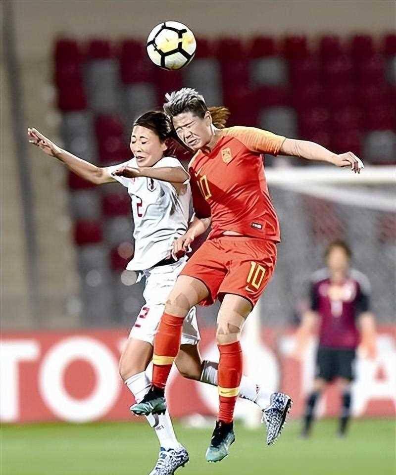 运动场上女足比赛的激烈角逐