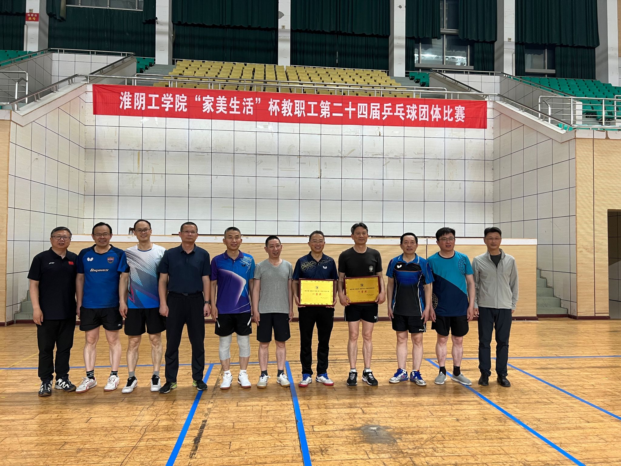 体育精神展现，球员团结一心，不畏强敌