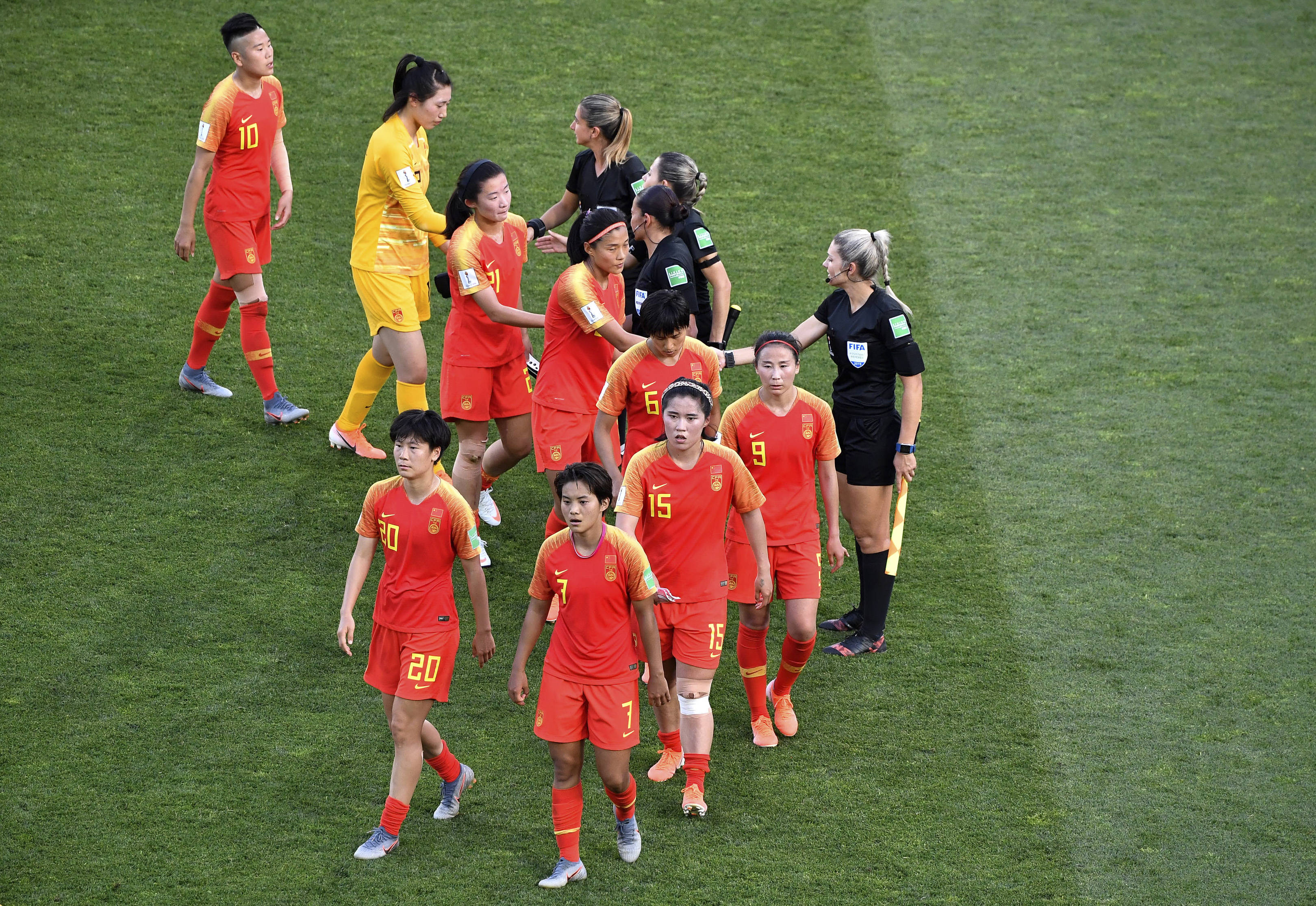 激烈角逐！女足比赛点燃球场热情