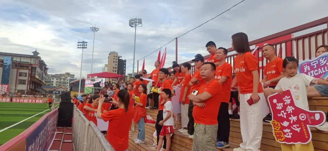 比赛气氛热烈，球迷挥舞旗帜为球队助威！
